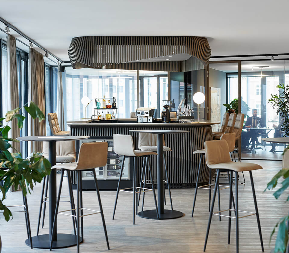 Elegante Lounge mit Barbereich für Gespräche über individuelle Anlagestrategien, professionelle Vermögensverwaltung.