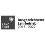 Auszeichnung in schwarz-weiß vom Land Tirol als ausgezeichneter Lehrbetrieb von 2013 bis 2017.